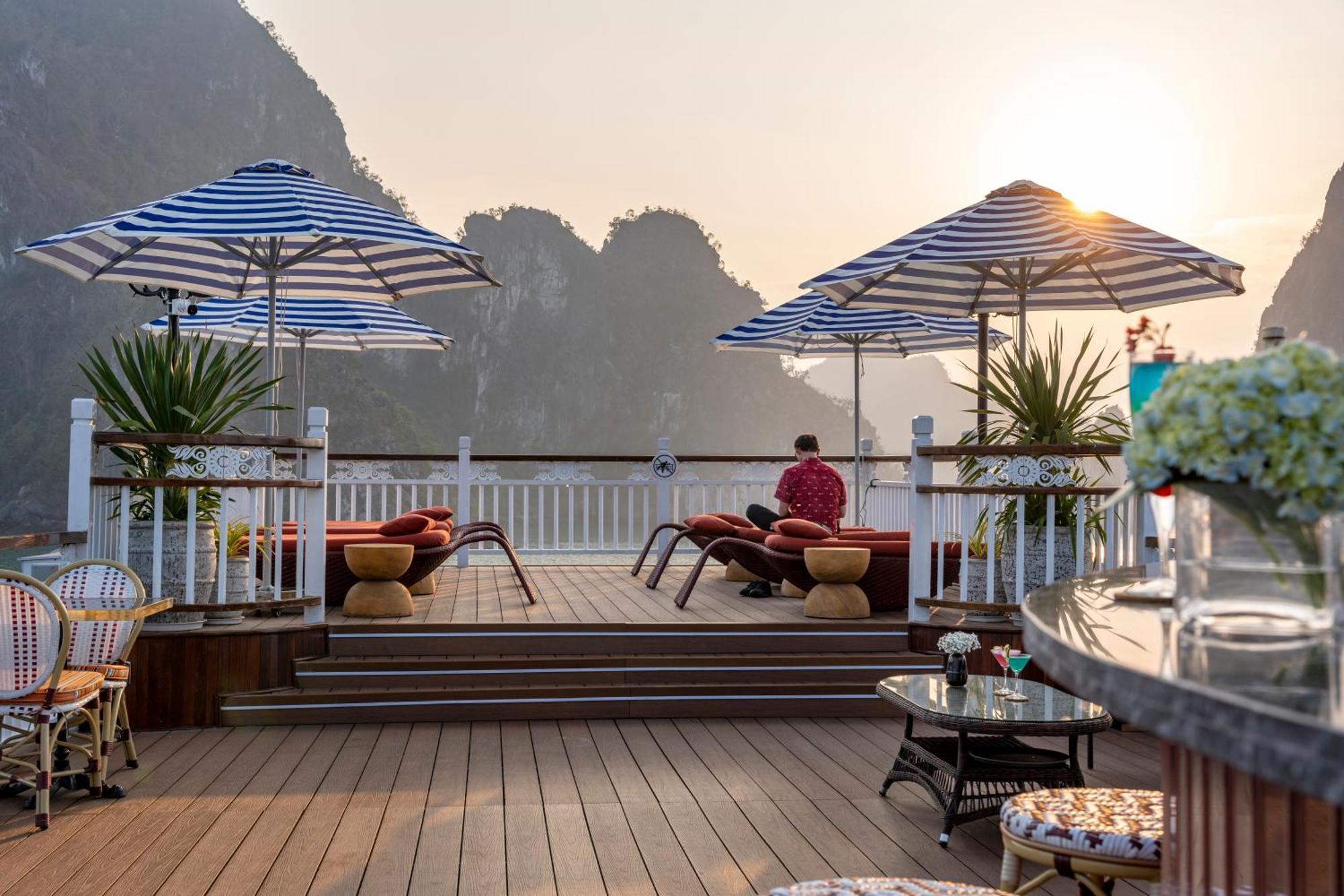 Signature Royal Halong Cruise Ha Long Bagian luar foto