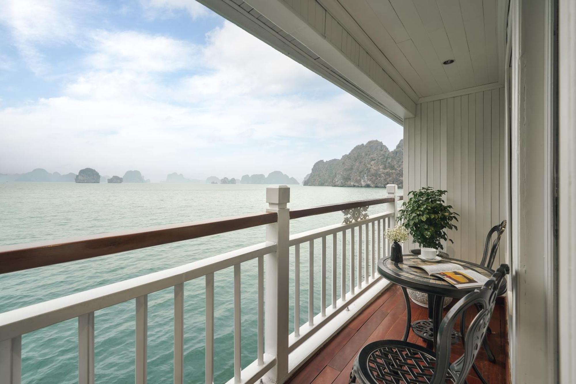 Signature Royal Halong Cruise Ha Long Bagian luar foto
