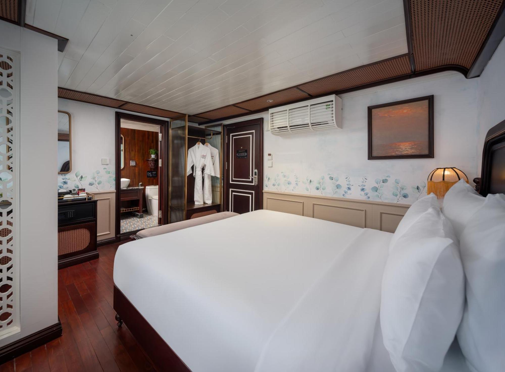 Signature Royal Halong Cruise Ha Long Bagian luar foto