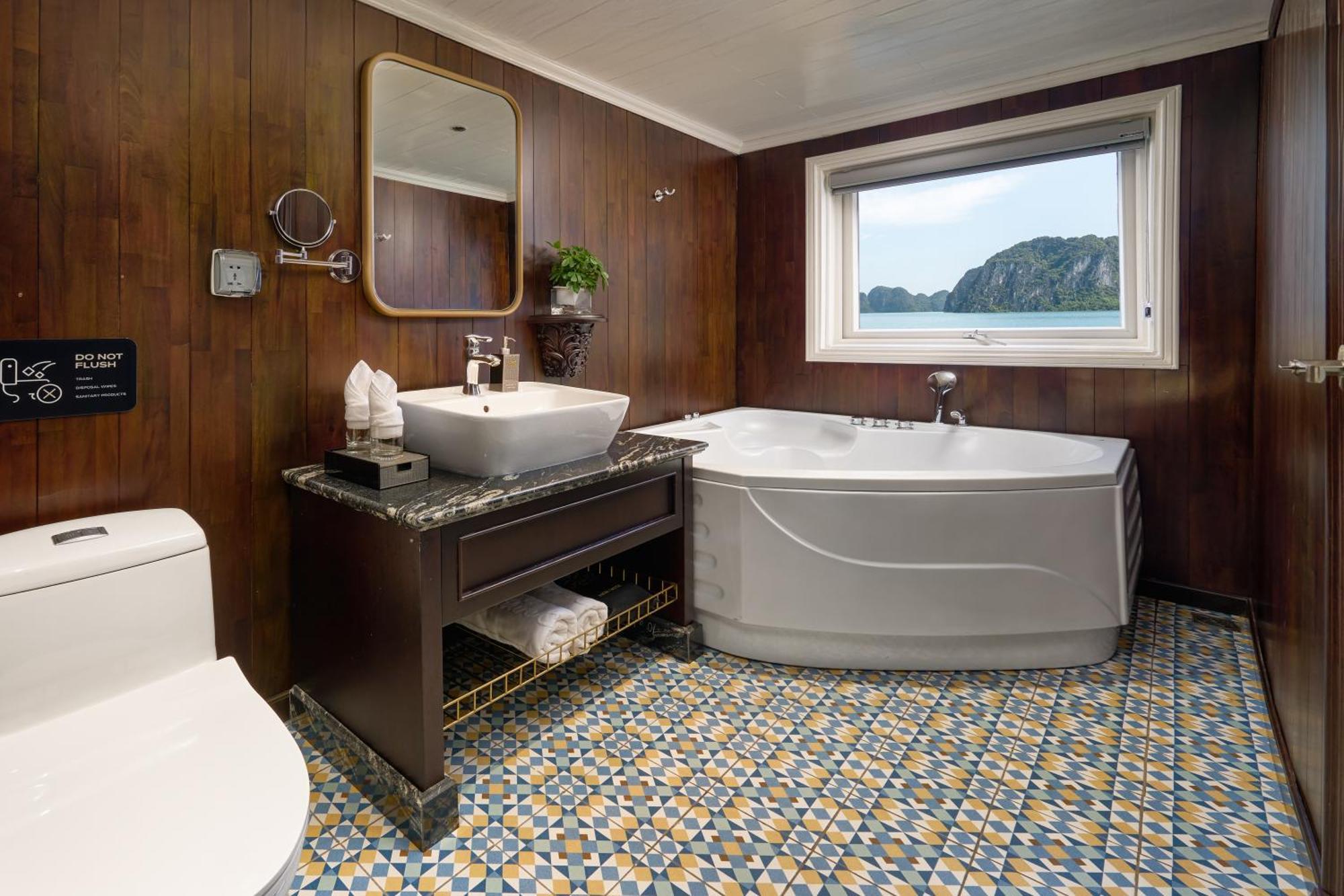 Signature Royal Halong Cruise Ha Long Bagian luar foto