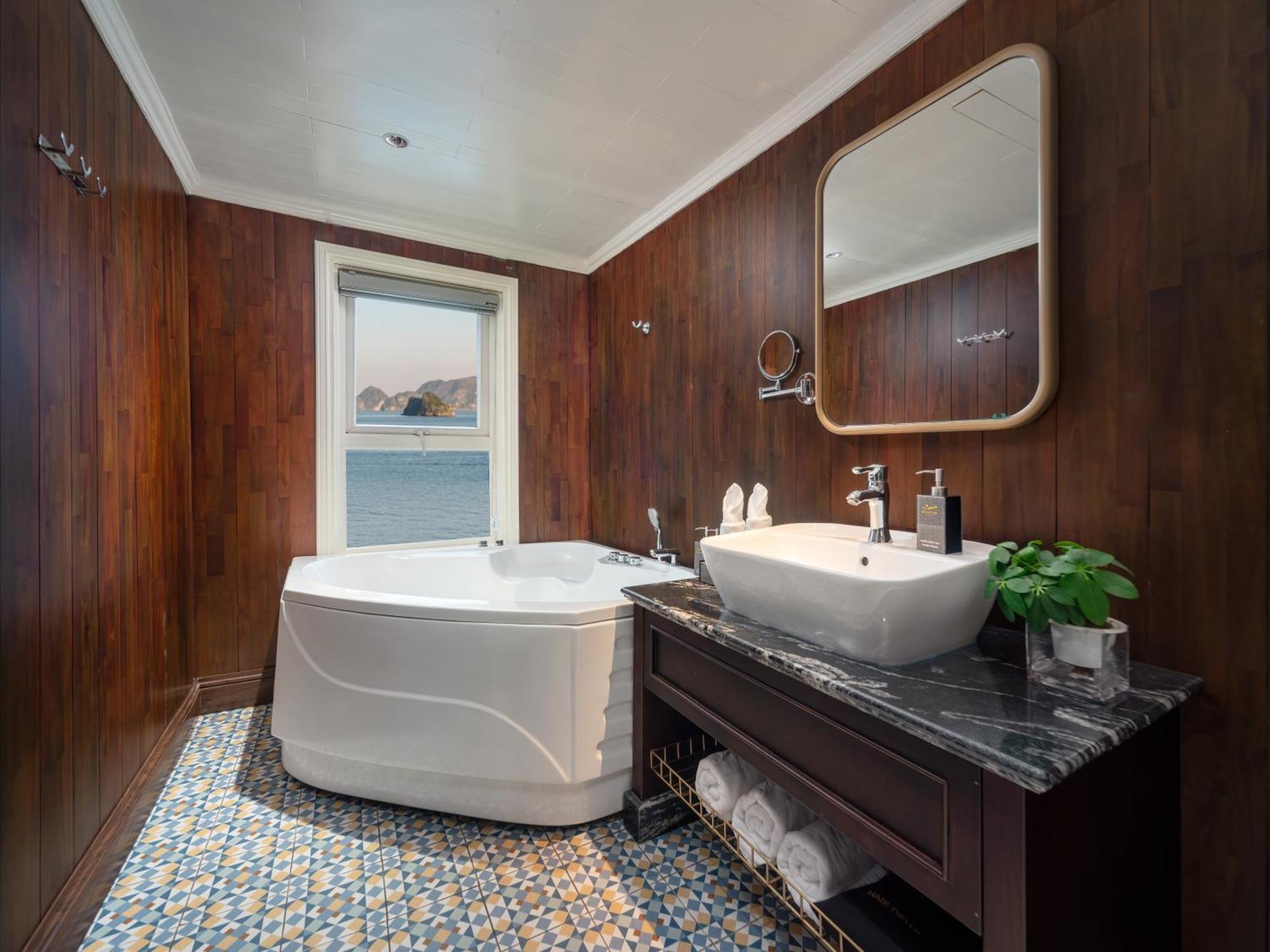 Signature Royal Halong Cruise Ha Long Bagian luar foto